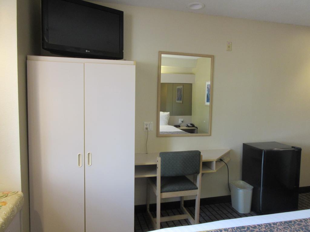 Travelodge By Wyndham Arlington/Dallas Area Zewnętrze zdjęcie